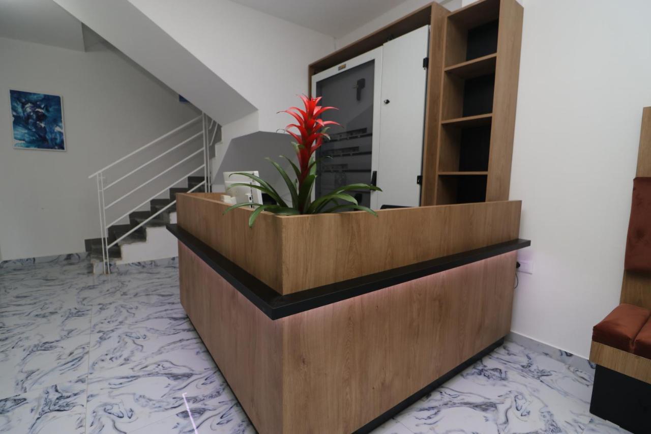 Heming-Way Hotel Durrës Buitenkant foto